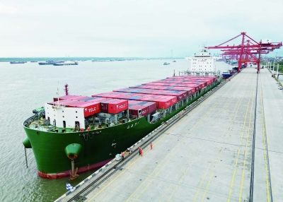 南京港乐成靠泊最大内贸集装箱船 "江远集2"轮，为客户带来全新物流体验