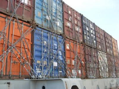 22层楼高的海运集装箱船风波中屹立不倒是什么缘故原由？